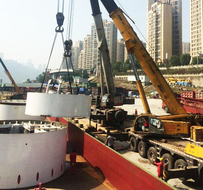 龙港吊车作业中
