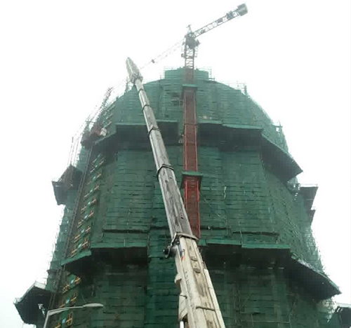 龙港吊车在工地上作业